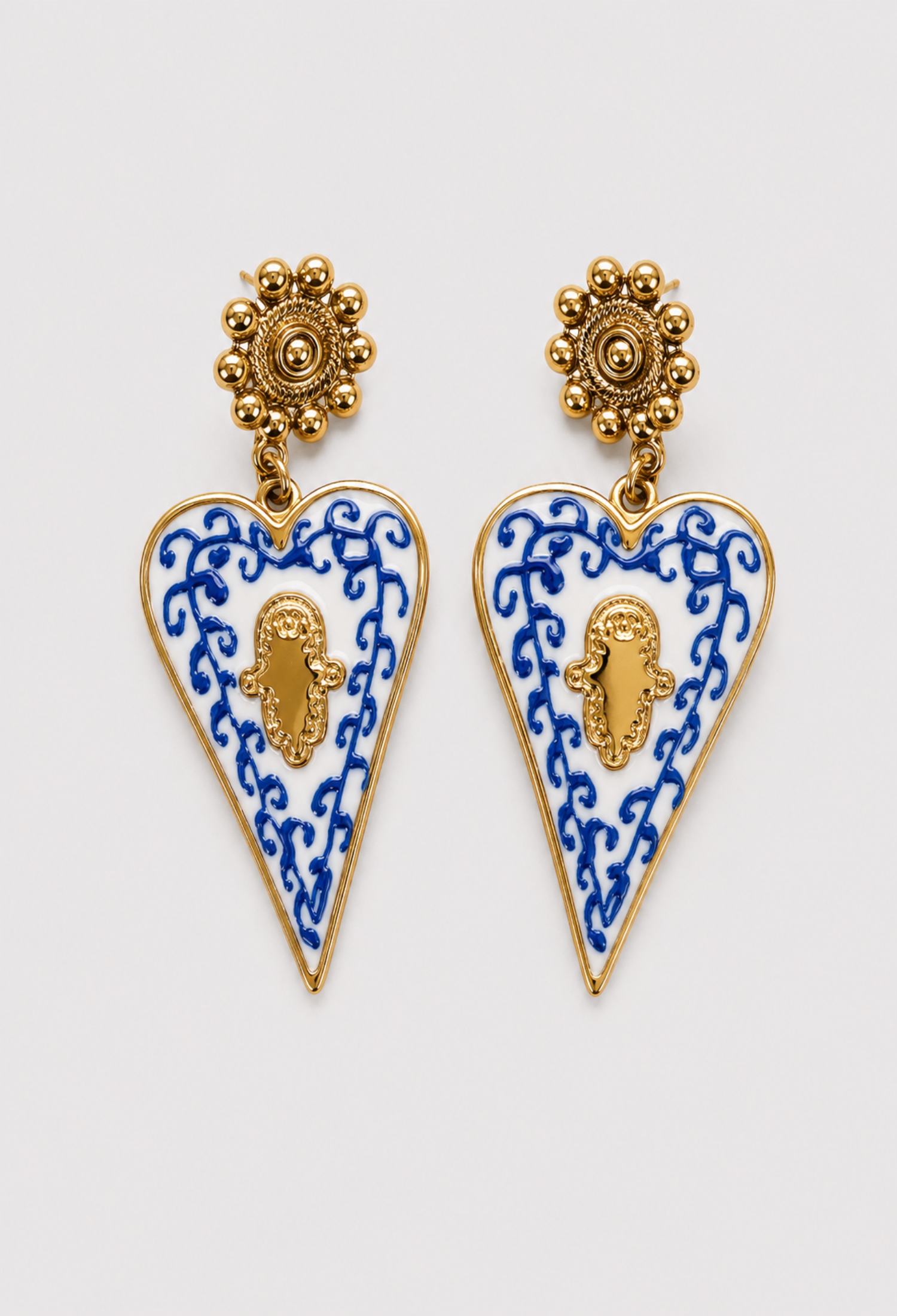 Aretes Corazón Esmaltado Azul con Hamsa BYBLA