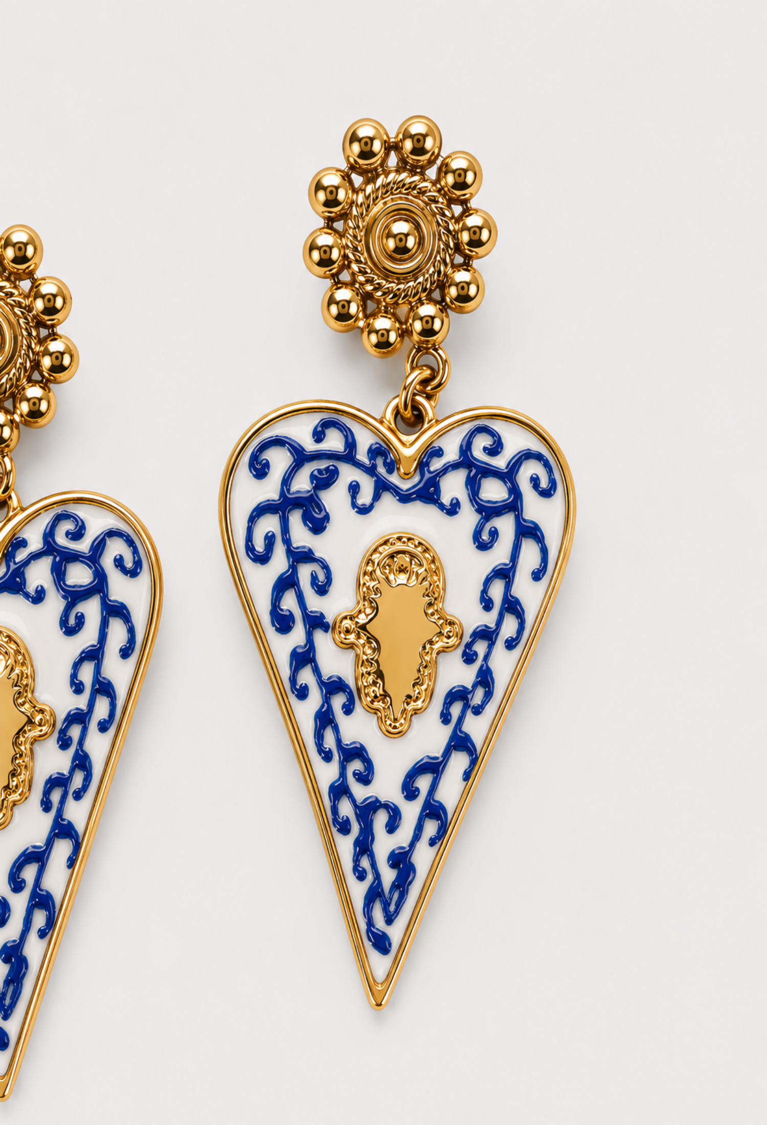 Aretes Corazón Esmaltado Azul con Hamsa BYBLA - vista 2