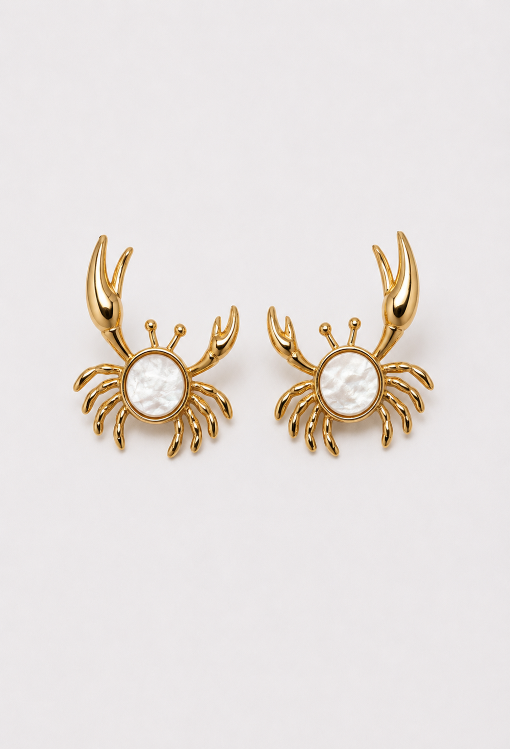 Aretes Cangrejo Dorado con Nácar BYBLA