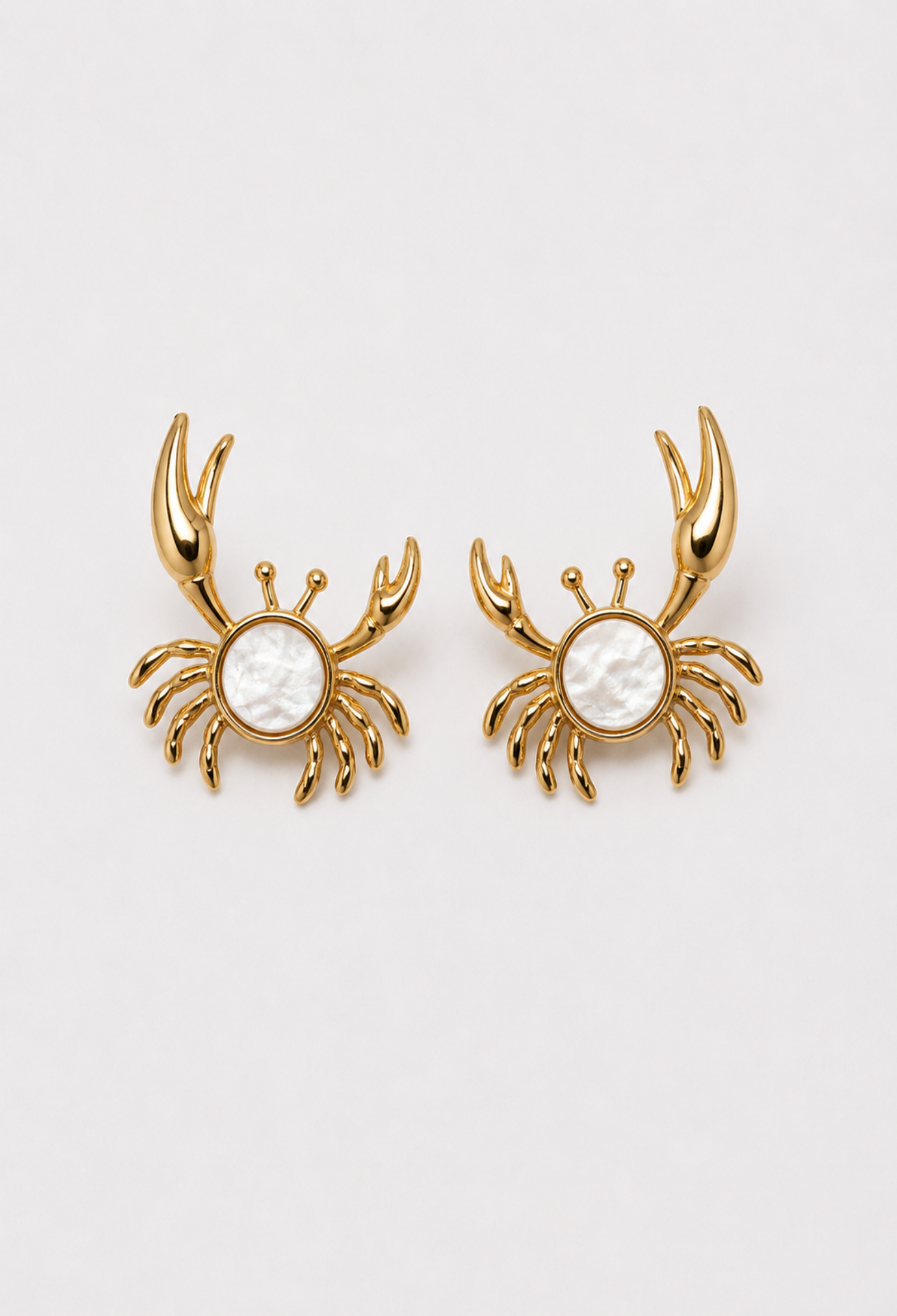 Aretes Cangrejo Dorado con Nácar BYBLA