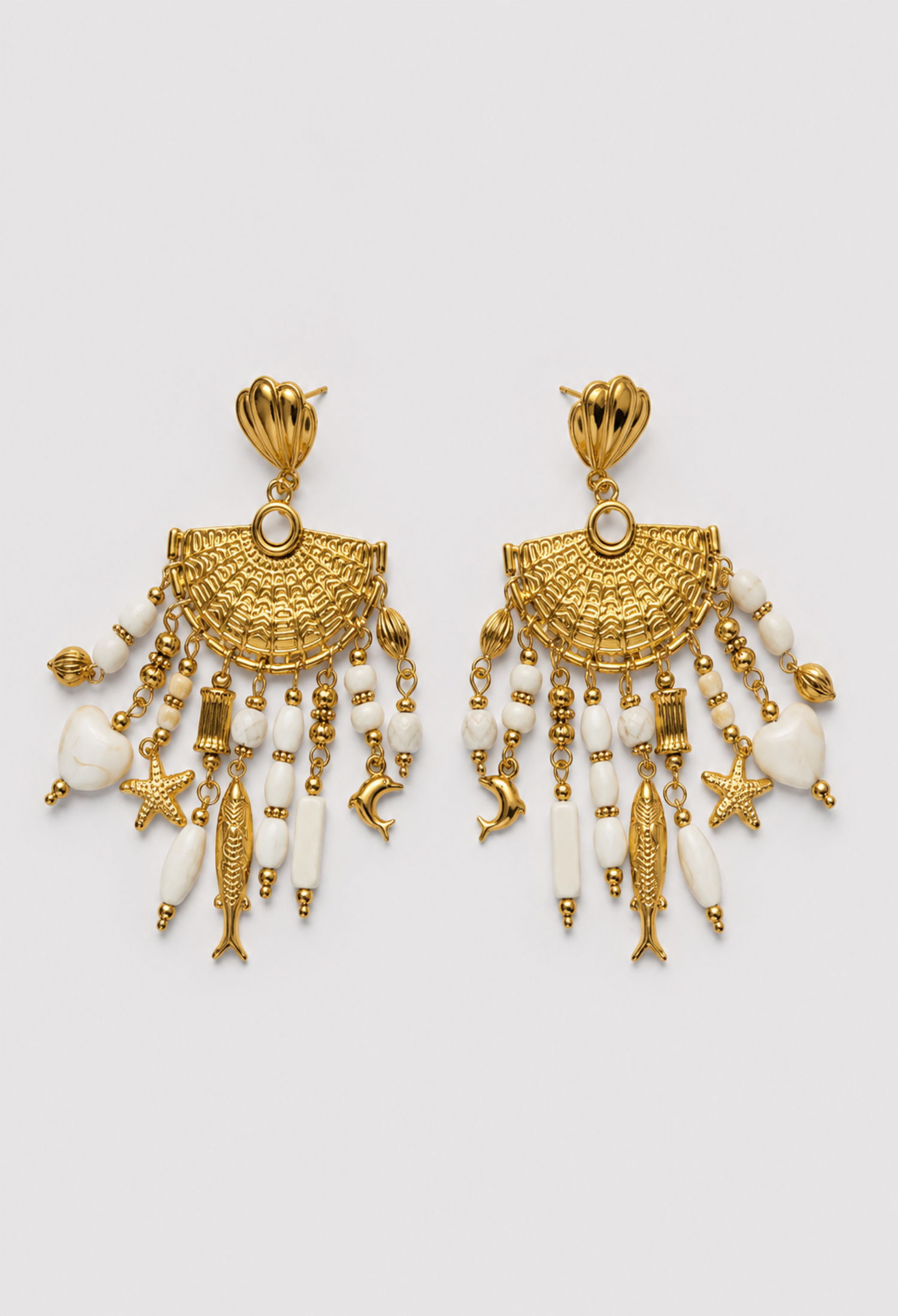 Aretes Abanico Dorado Flecos Marfil BYBLA