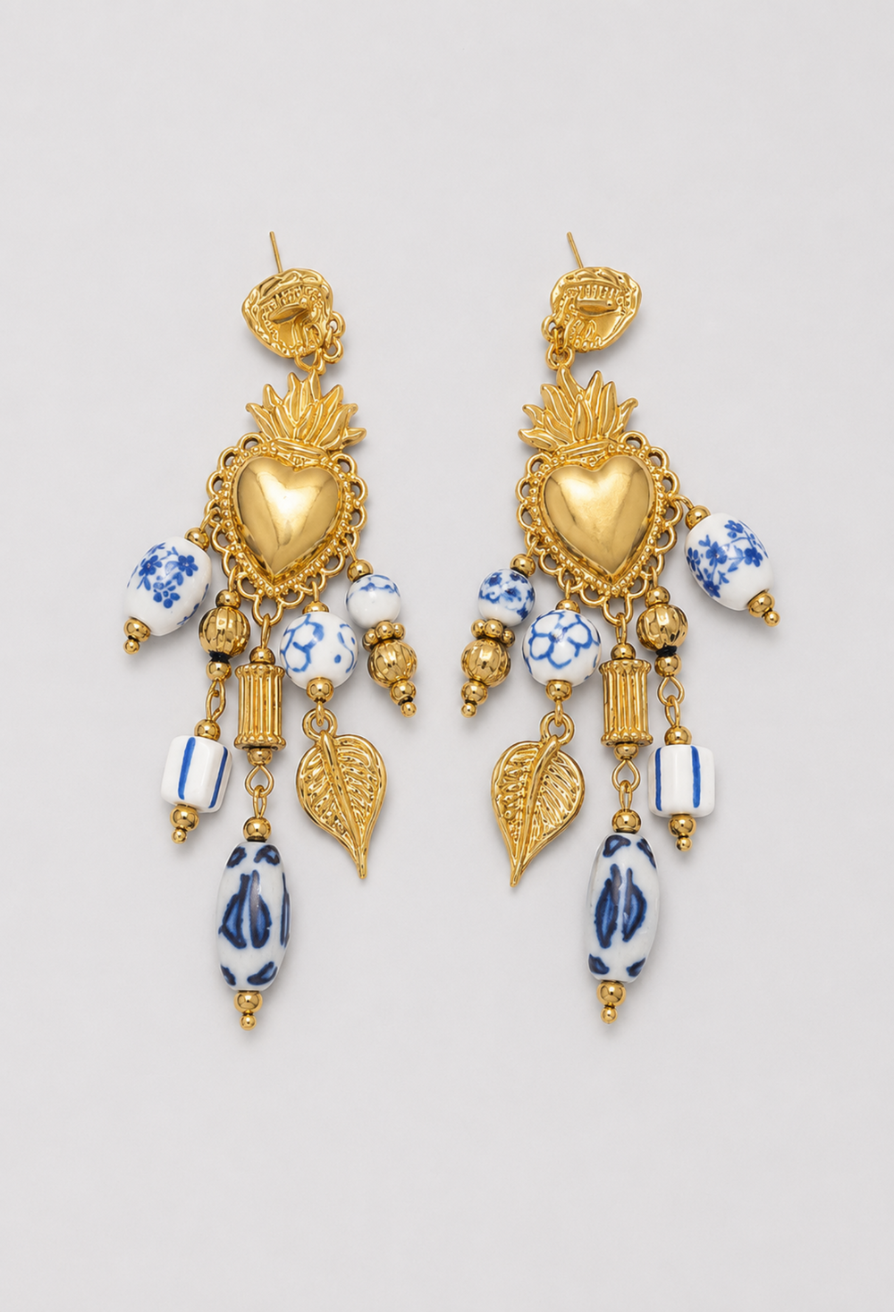 Aretes Corazón Sagrado Porcelana Azul BYBLA