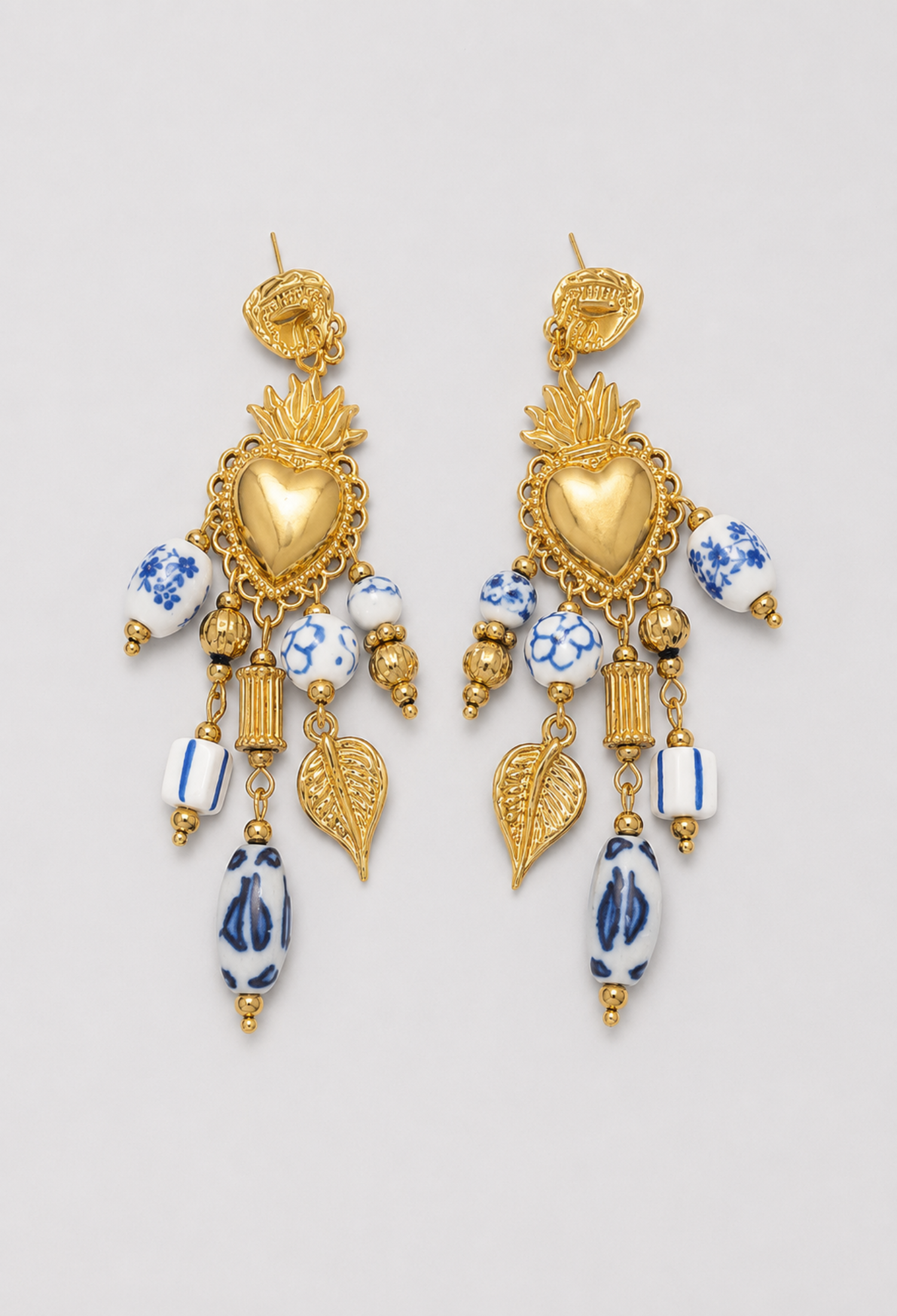 Aretes Corazón Sagrado Porcelana Azul BYBLA