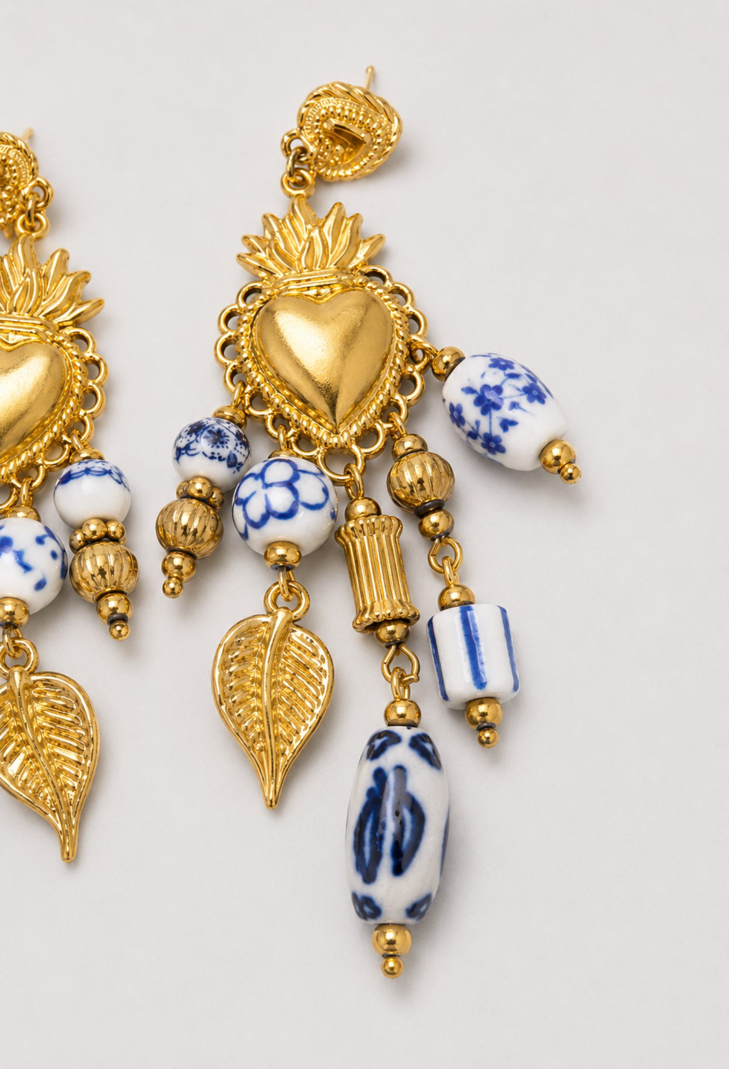 Aretes Corazón Sagrado Porcelana Azul BYBLA - vista 2