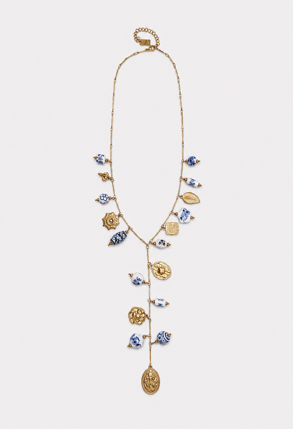 Collar vintage con medallas doradas y dijes de porcelana y esmalte - Azules