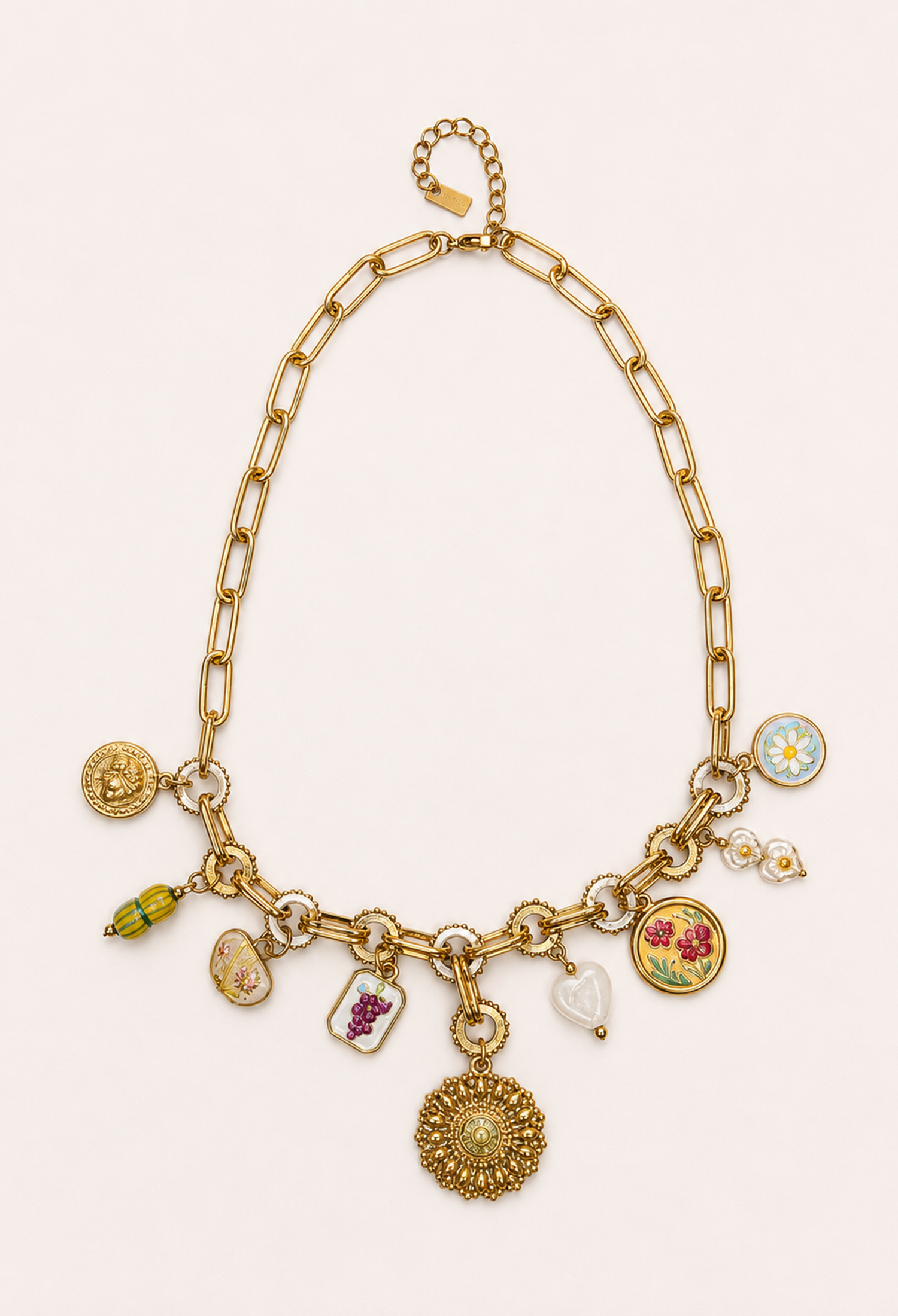 Collar vintage con medallas doradas y dijes de porcelana y esmalte - Dorados