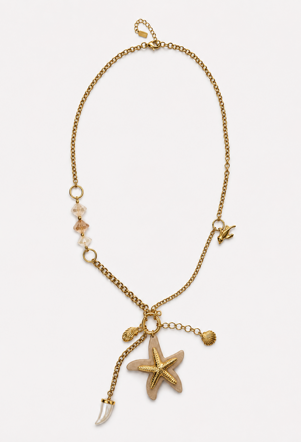 Collar dorado con estrella de mar, conchas y colmillo nacarado