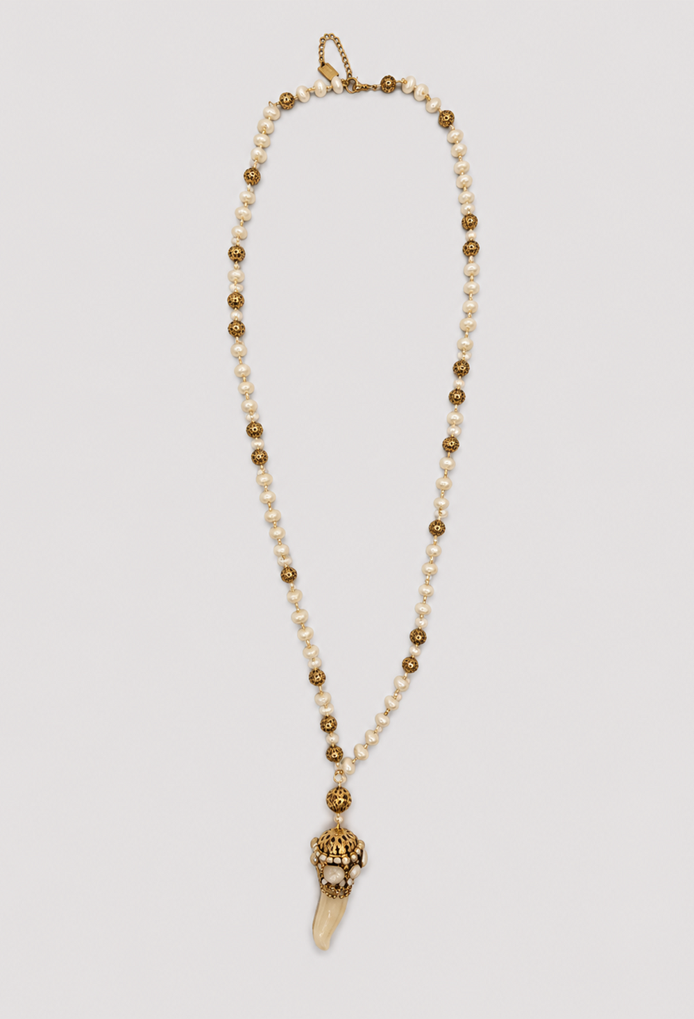 Collar vintage dorado con dije protagonista