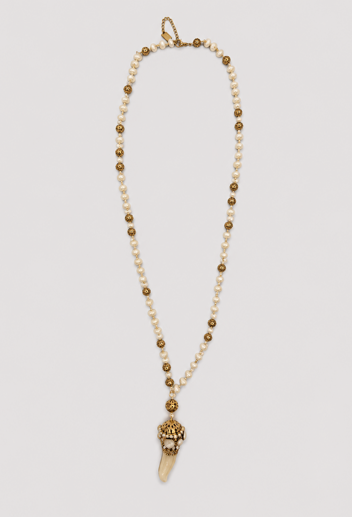 Collar vintage dorado con dije protagonista