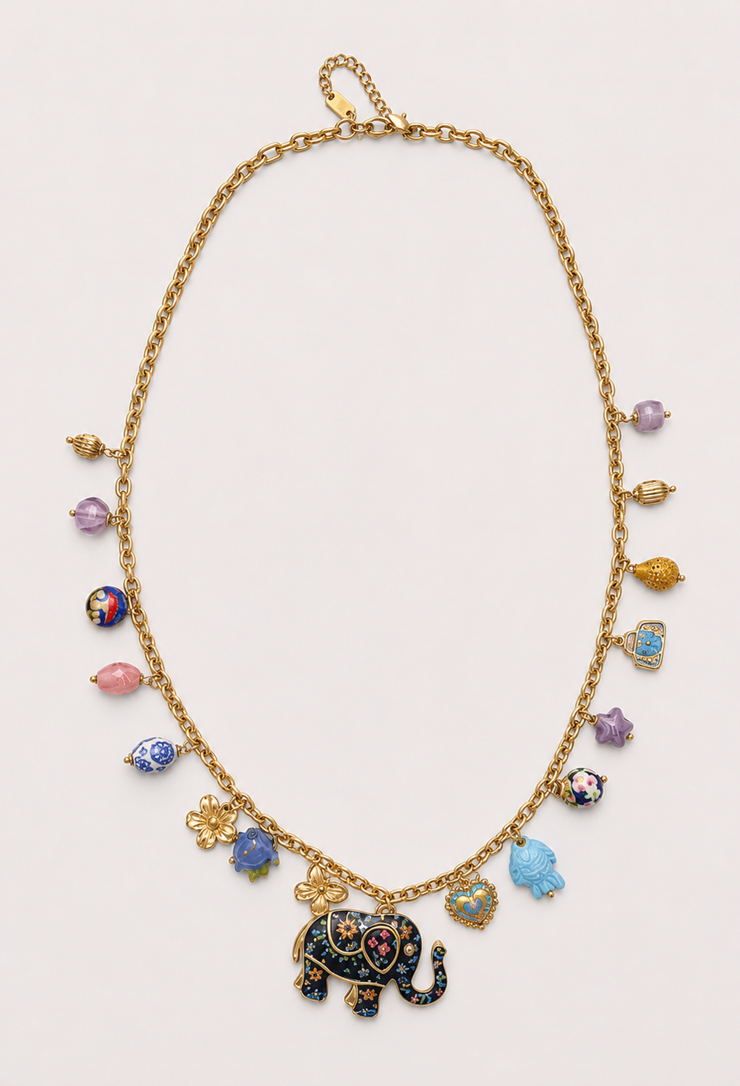 Collar de cadena dorada con elefante esmaltado azul y dijes de colores