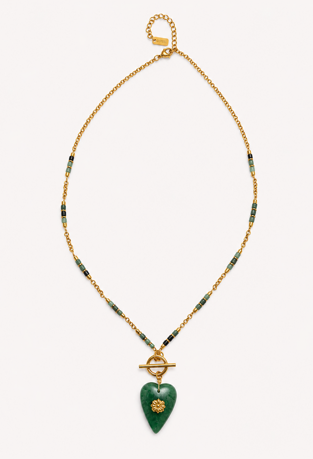Collar dorado con corazón verde jaspeado y cierre frontal en T