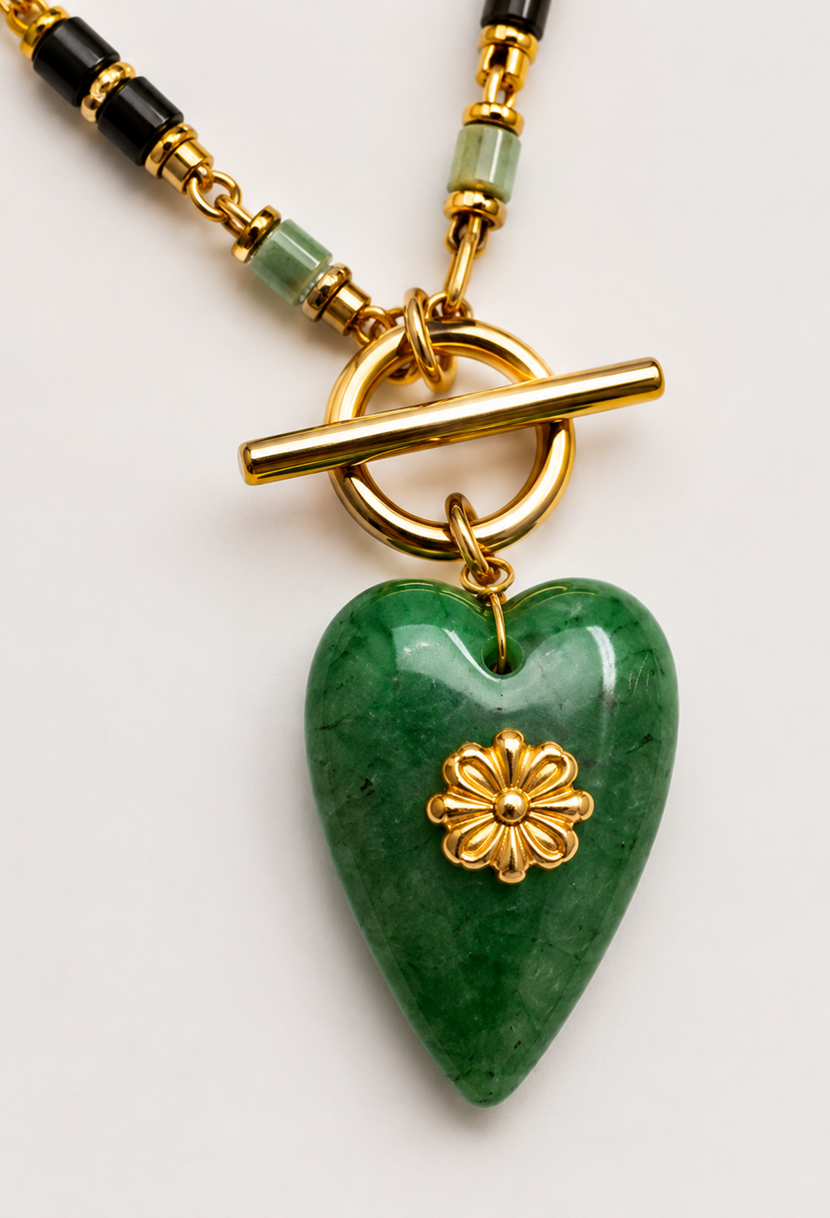 Collar dorado con corazón verde jaspeado y cierre frontal en T - vista 2