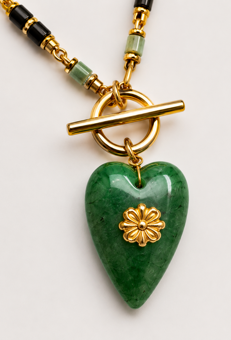 Collar dorado con corazón verde jaspeado y cierre frontal en T - vista 2