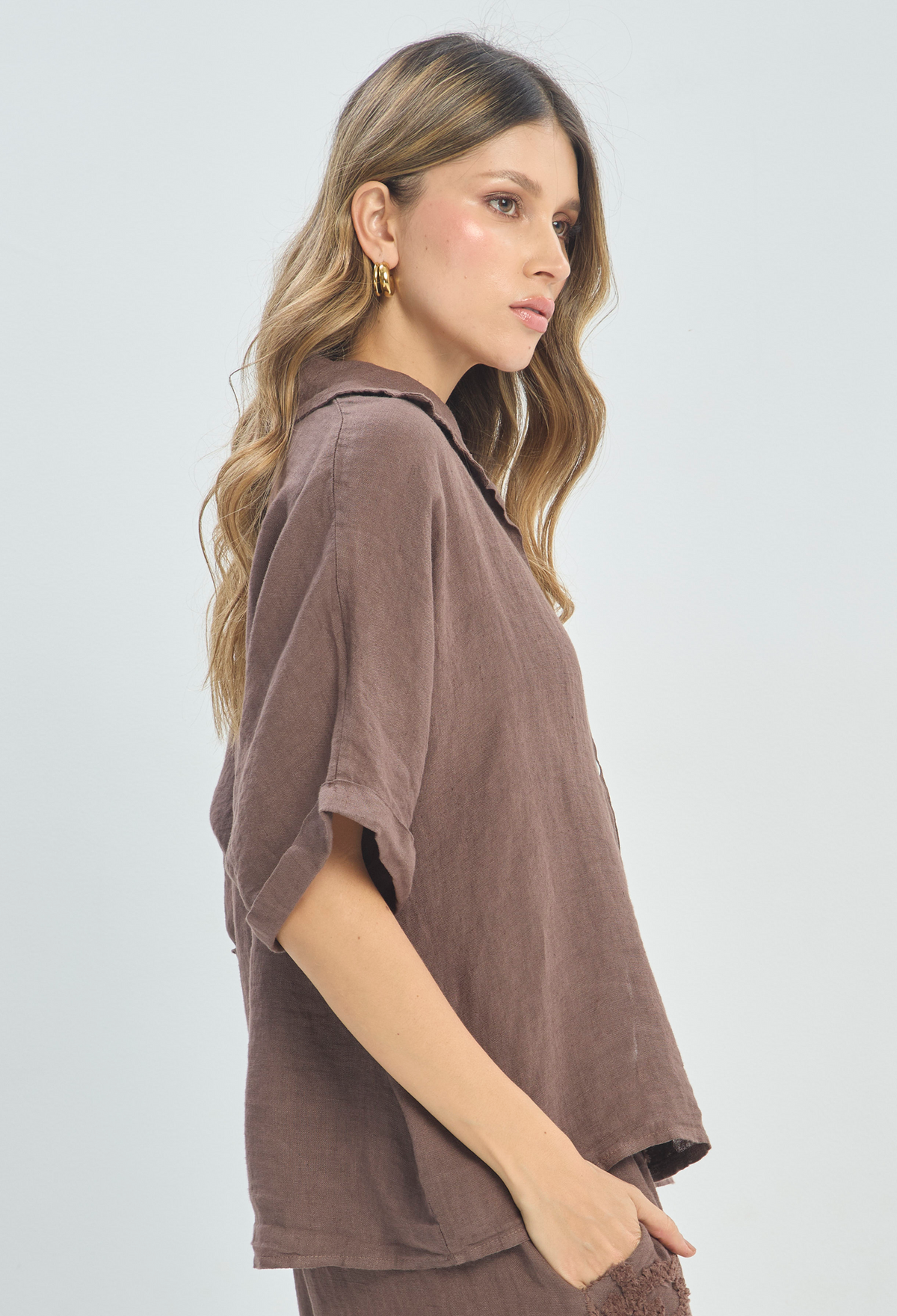 Blusa Lino Flores Bordadas Café BYBLA - vista 3