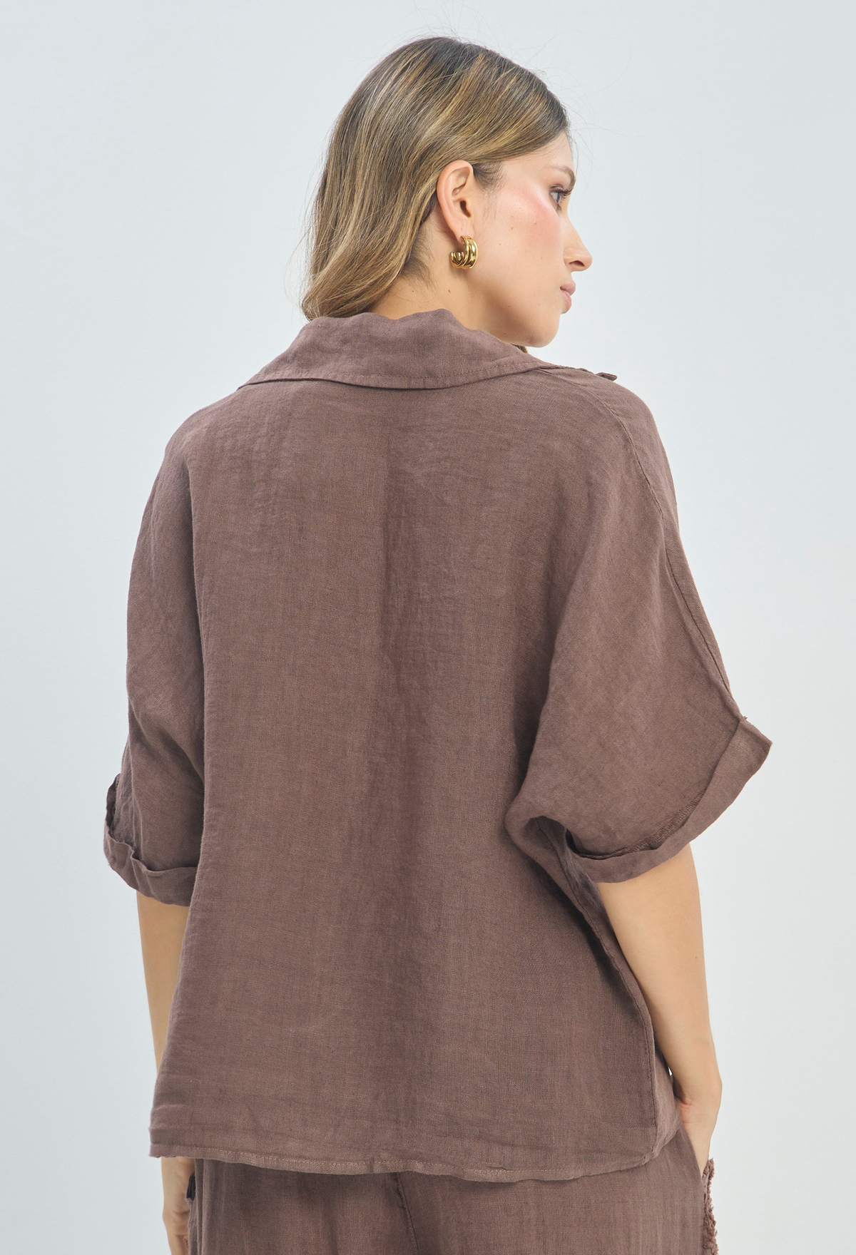 Blusa Lino Flores Bordadas Café BYBLA - vista 4