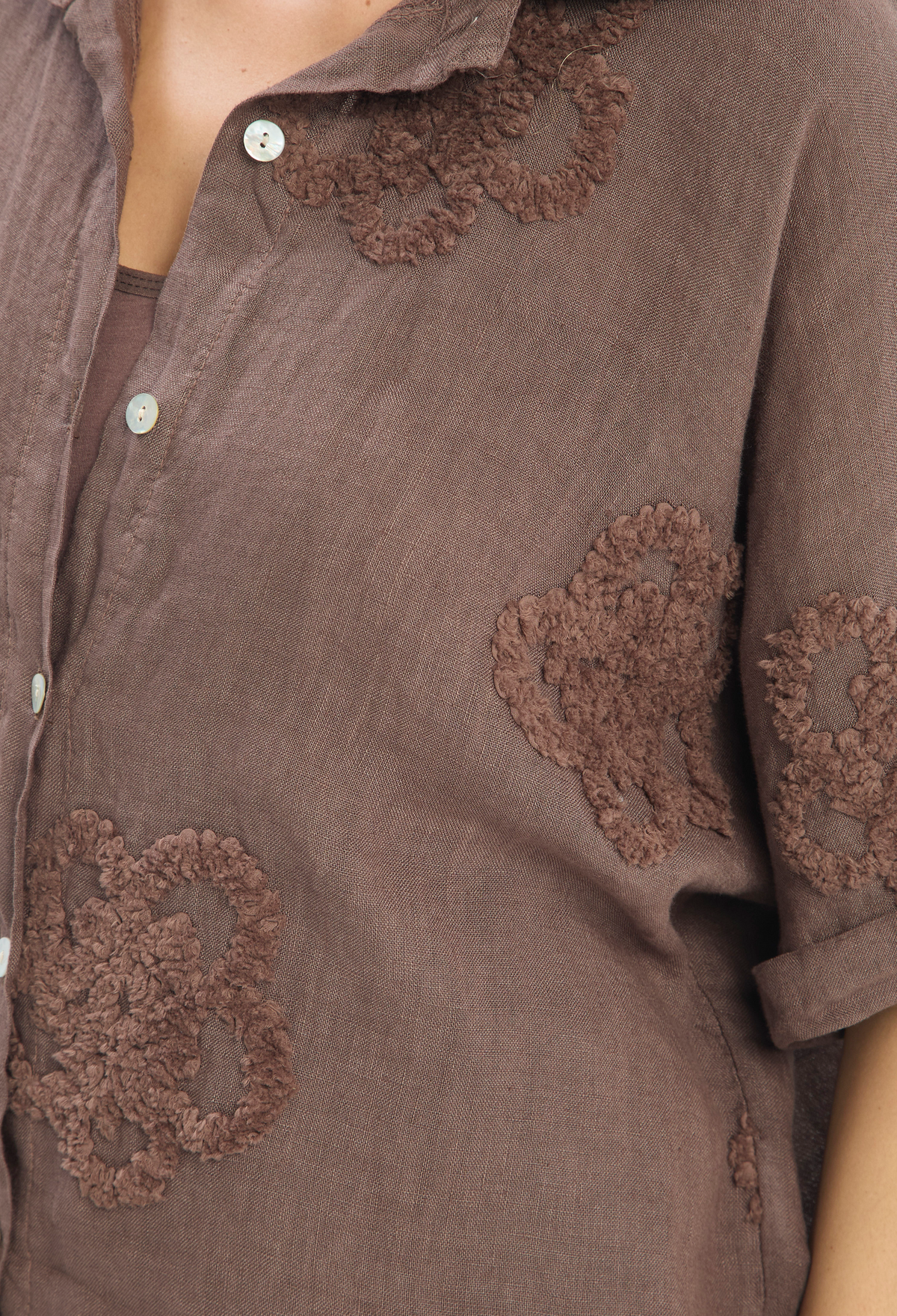 Blusa Lino Flores Bordadas Café BYBLA - vista 5