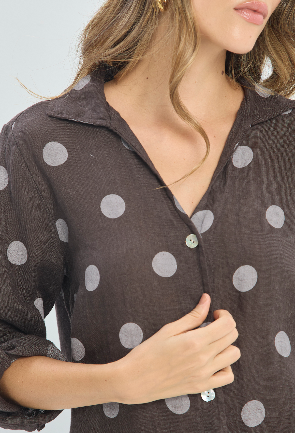 Blusa Lino Lunares Café BYBLA - vista 4