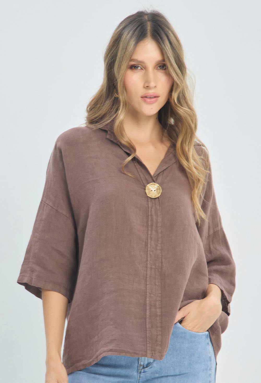 Blusa Lino Manga 3/4 Botón Dorado Café BYBLA