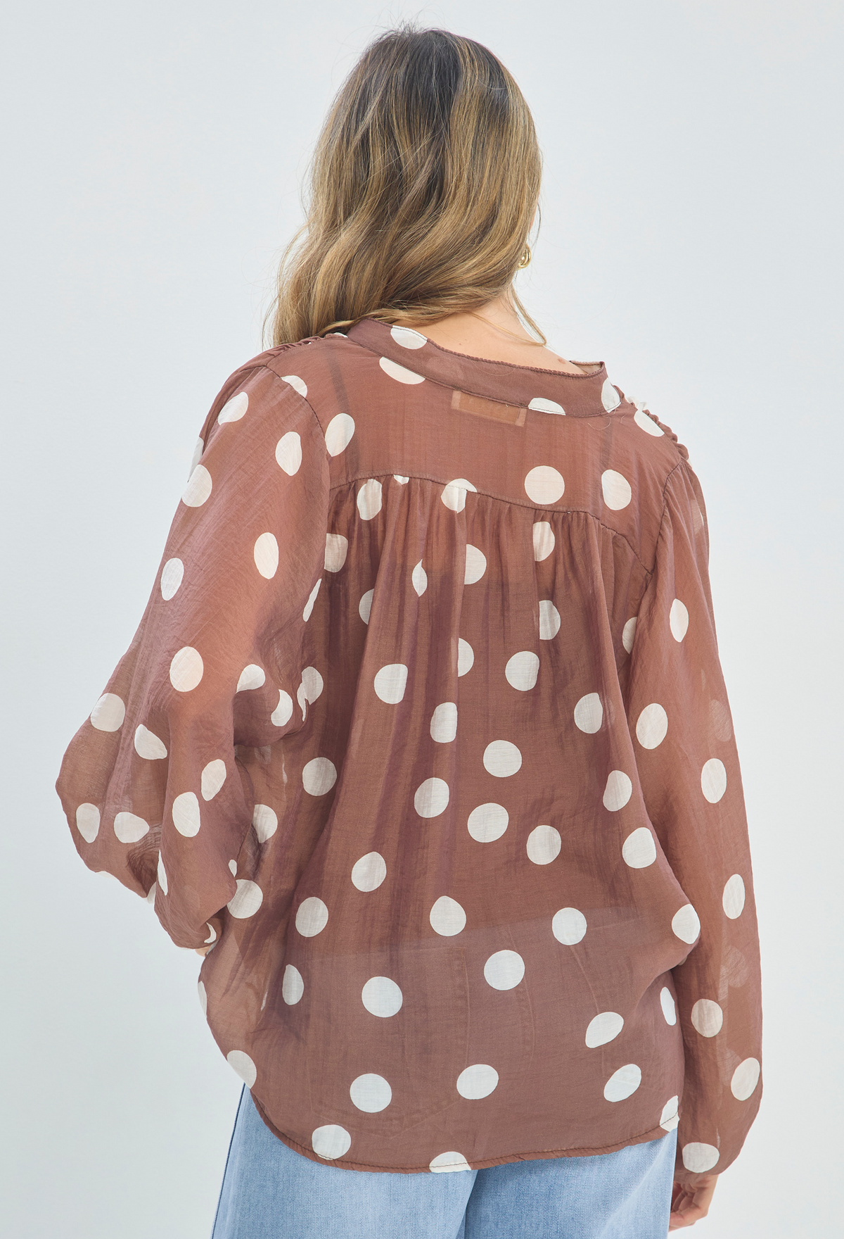 Blusa Lunares Cuello Nerú Chocolate BYBLA - vista 3