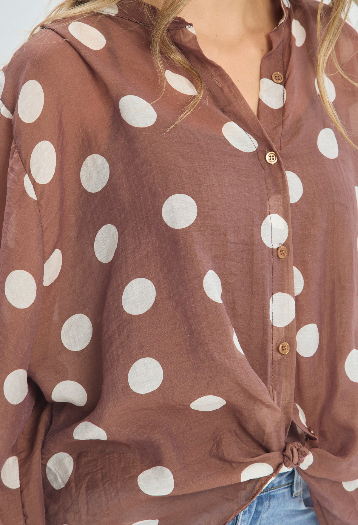 Blusa Lunares Cuello Nerú Chocolate BYBLA - vista 4