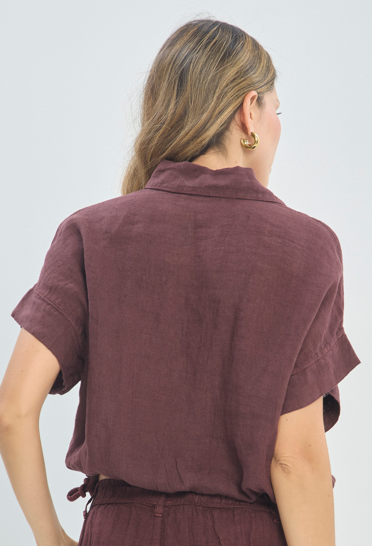 Blusa Lino Manga Corta con Cordón Vinotinto BYBLA - vista 3
