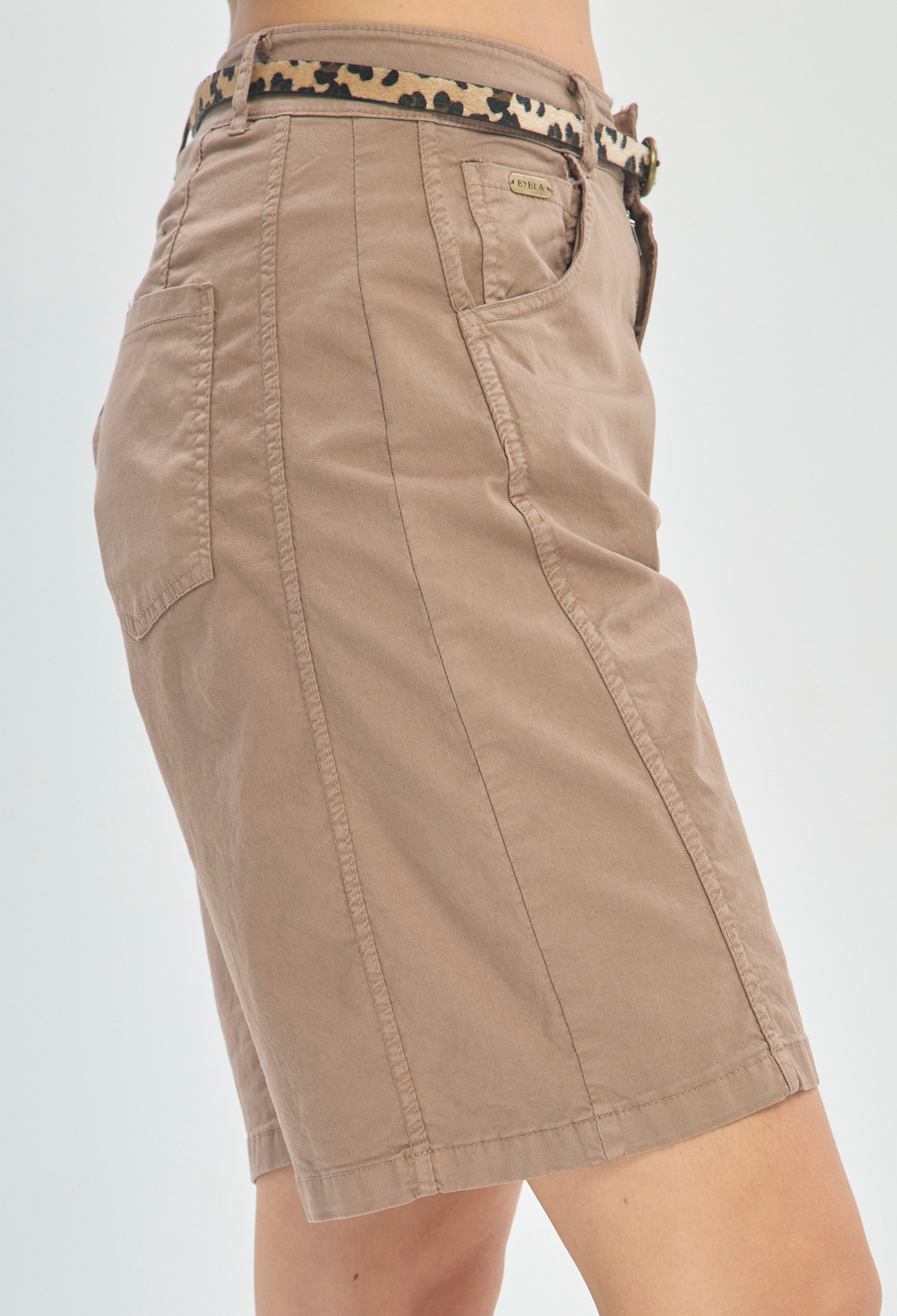 Bermuda Dril Con Correa Animal Print Camel BYBLA - vista 5