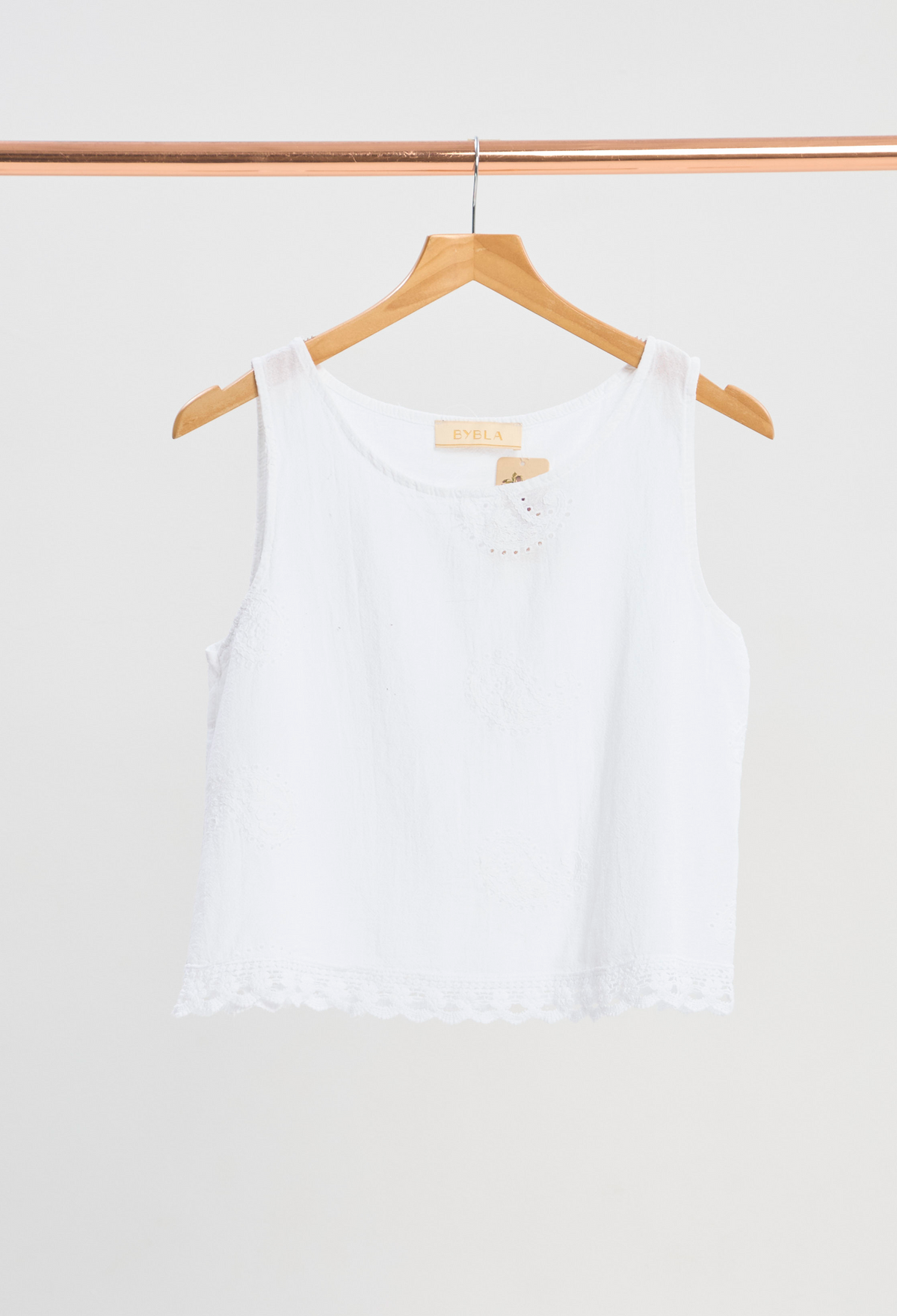 Blusa Sin Mangas Calada con Borde Tejido Blanco BYBLA