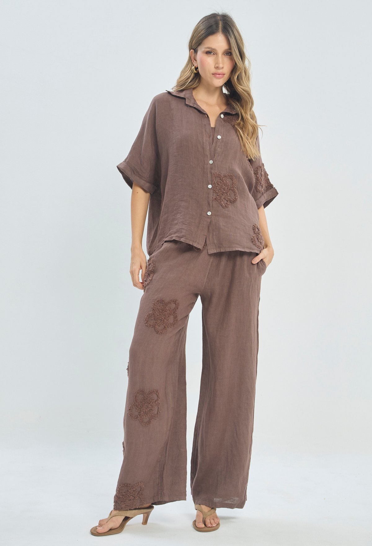 Pantalón Lino Ancho con Flores Bordadas Chocolate BYBLA