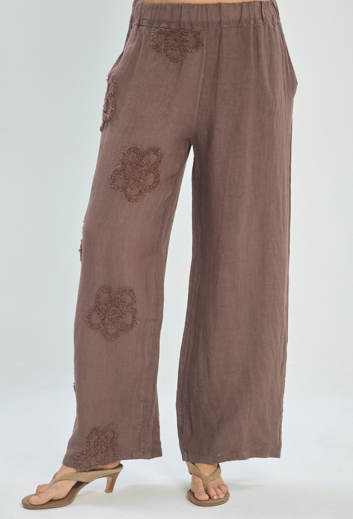 Pantalón Lino Ancho con Flores Bordadas Chocolate BYBLA - vista 3