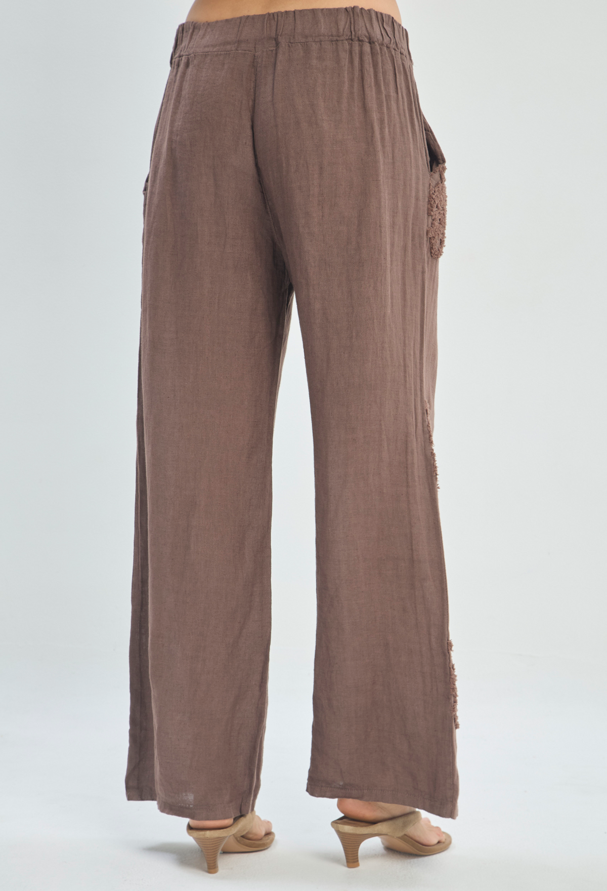 Pantalón Lino Ancho con Flores Bordadas Chocolate BYBLA - vista 5