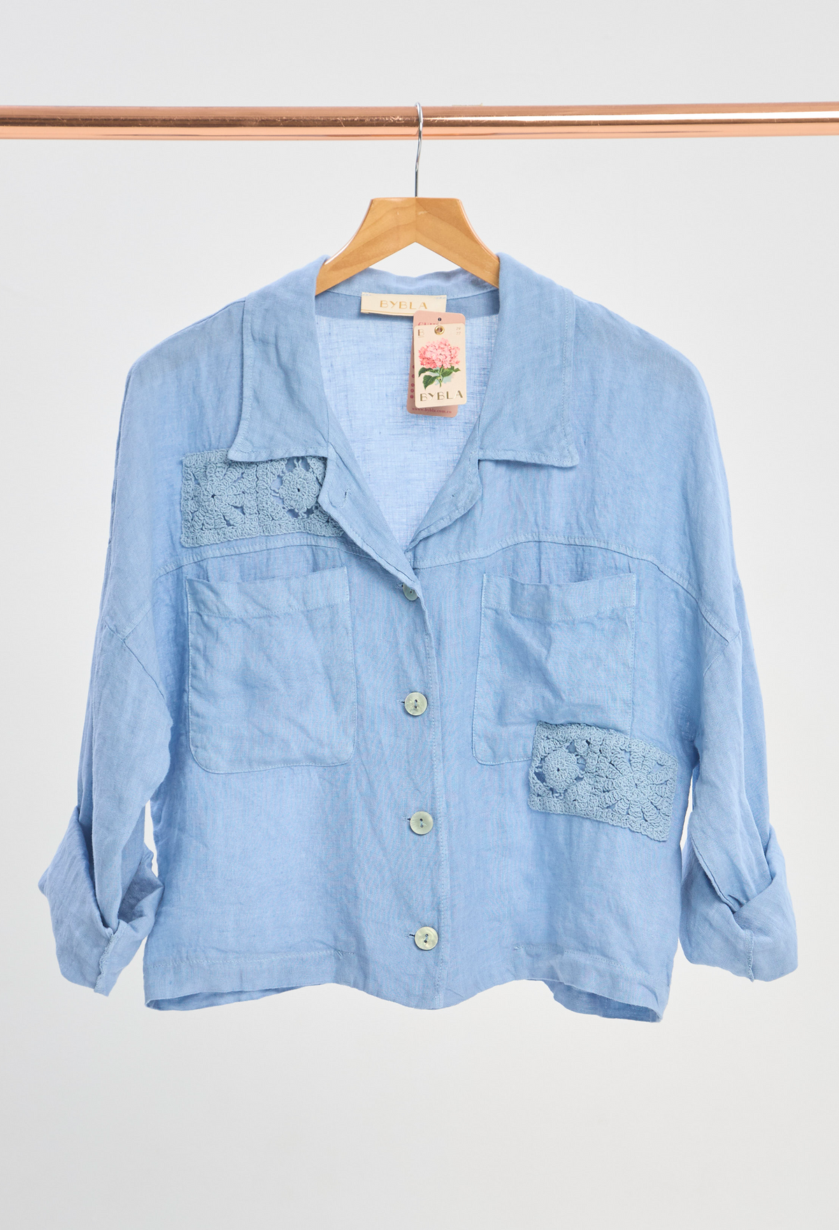 Camisa Lino Bolsillos Crochet Azul Cielo BYBLA