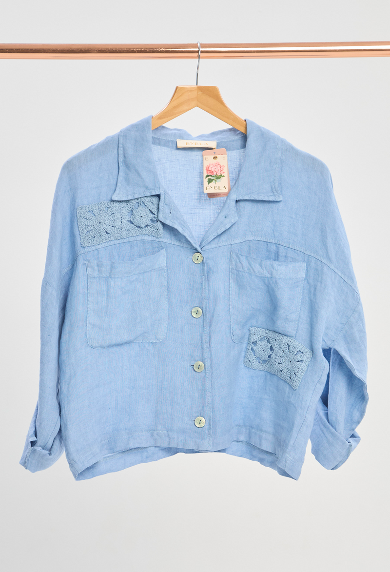 Camisa Lino Bolsillos Crochet Azul Cielo BYBLA - vista 2
