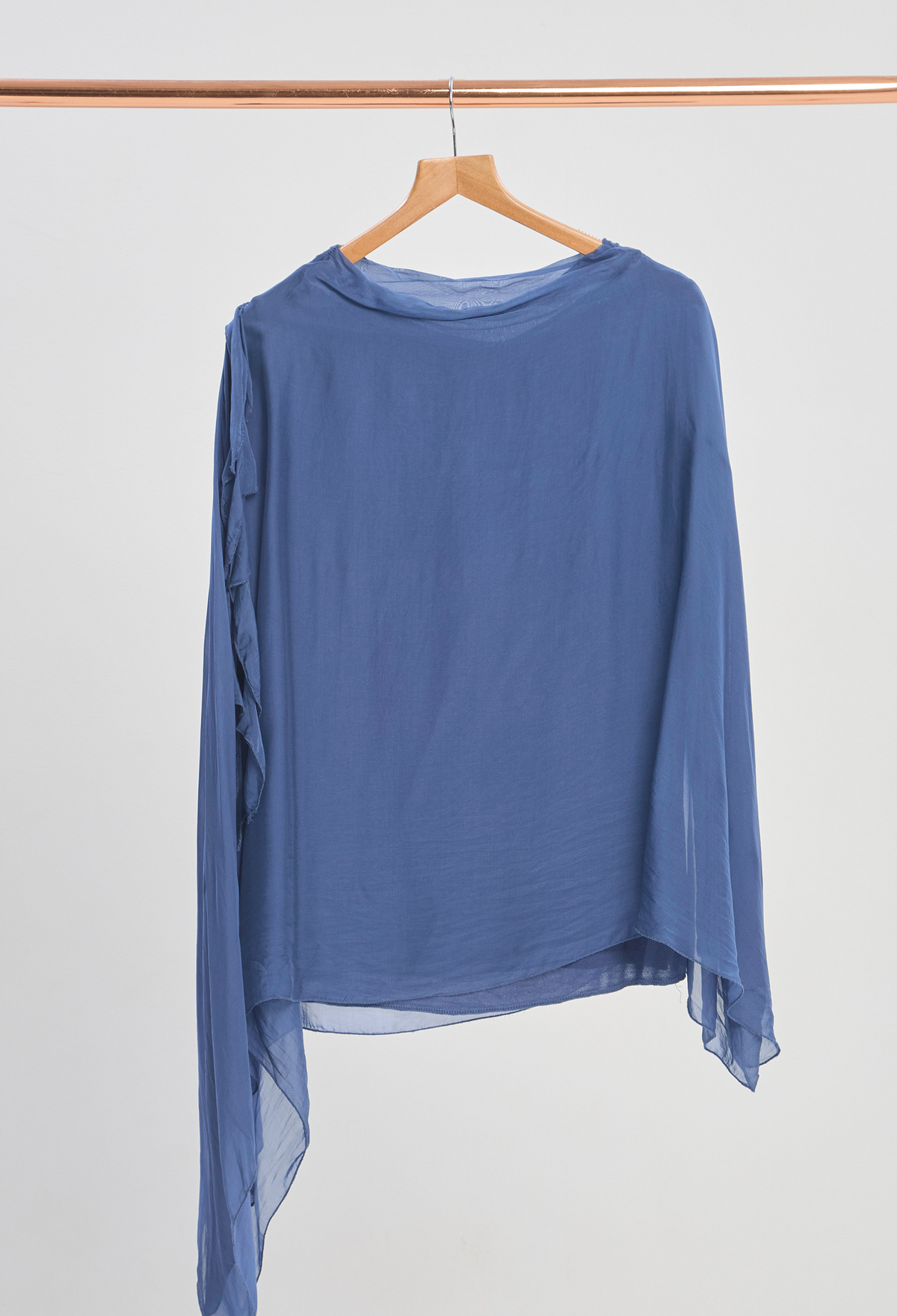 Blusa Asimétrica Manga Larga Azul BYBLA