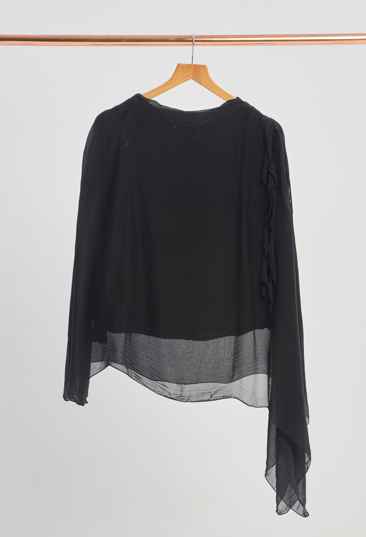 Blusa Asimétrica Manga Larga Negro BYBLA