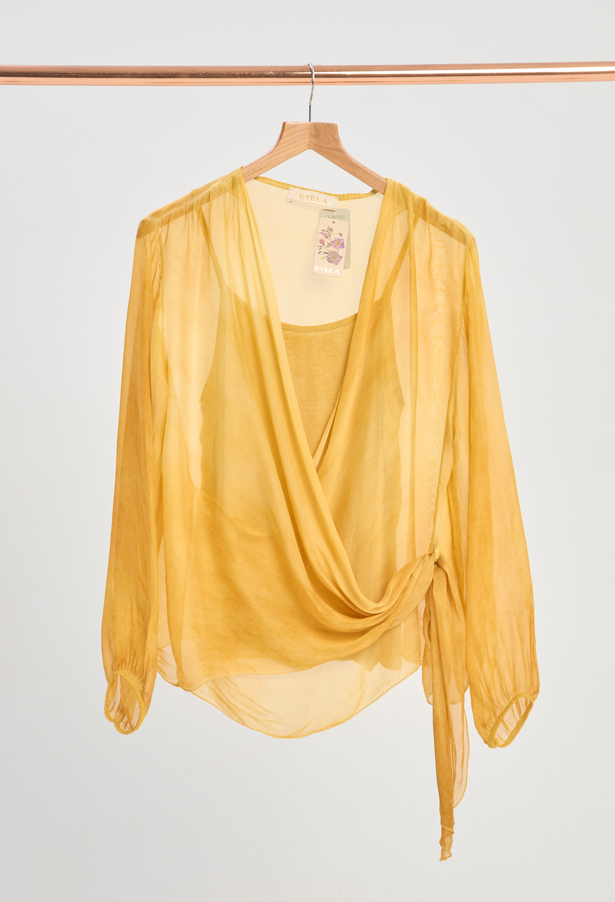 Blusa Seda Cruzada con Camisilla Mostaza BYBLA