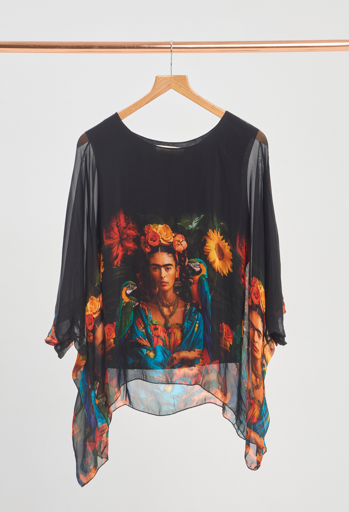 Blusa Estampada Retrato Negra BYBLA