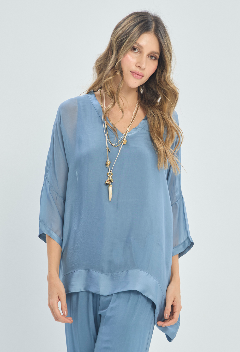 Blusa Seda Cuello V Azul BYBLA