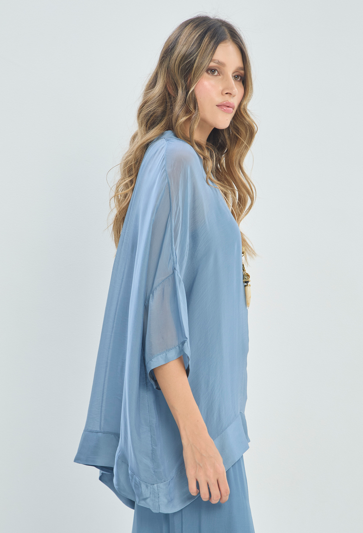 Blusa Seda Cuello V Azul BYBLA - vista 3