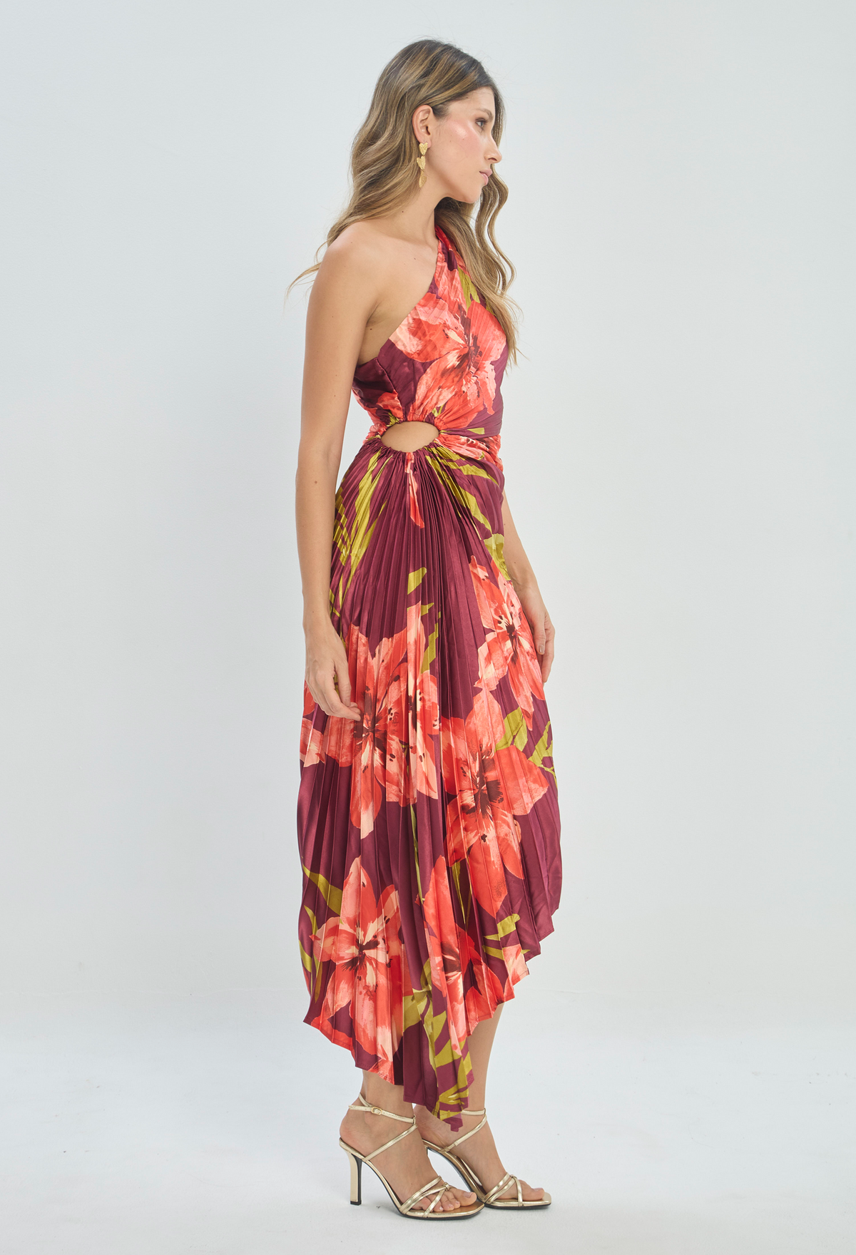 Vestido Un Hombro Plisado Estampado Floral Vino BYBLA - vista 3