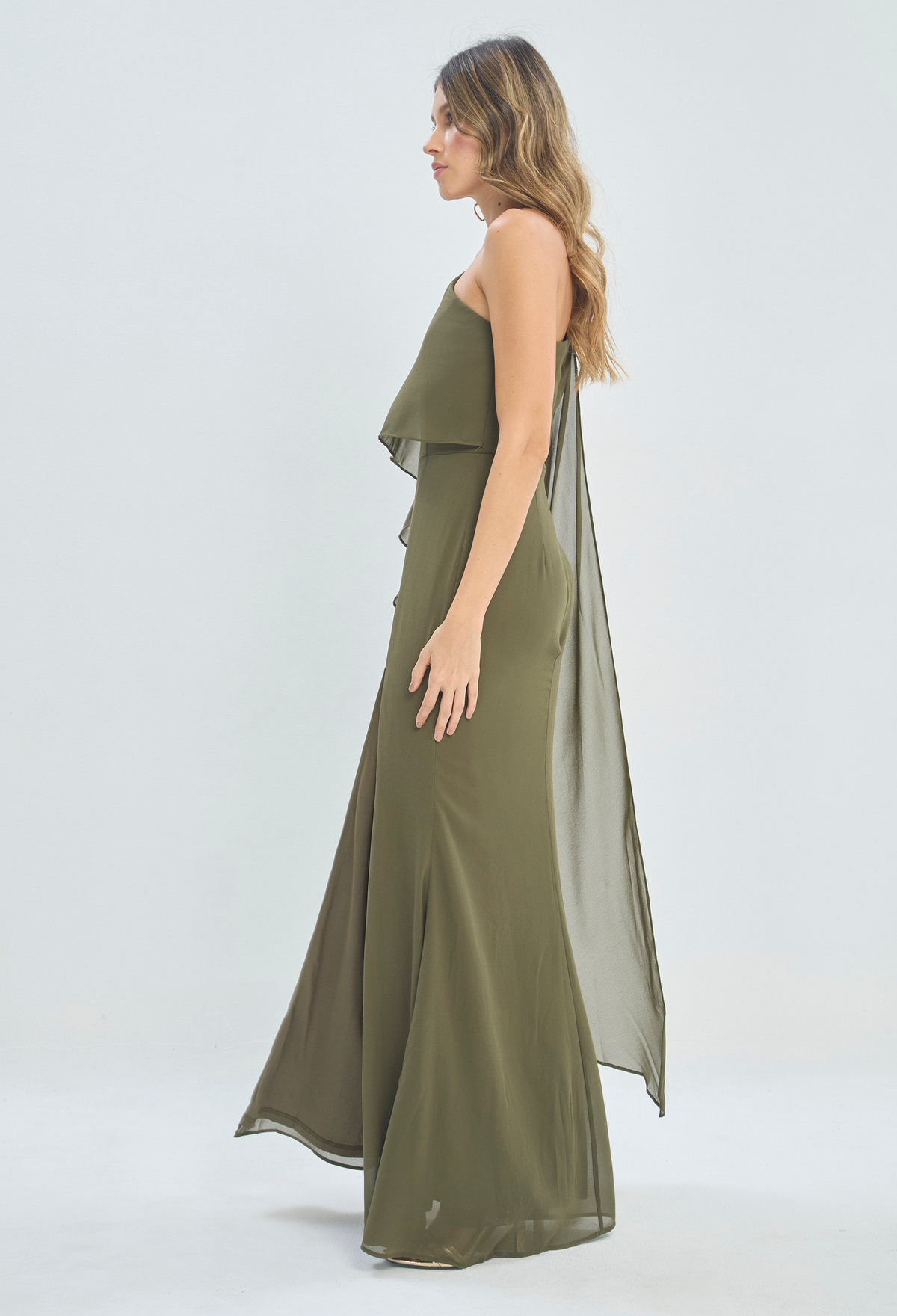 Vestido Largo Un Hombro con Capa Verde Oliva BYBLA - vista 3