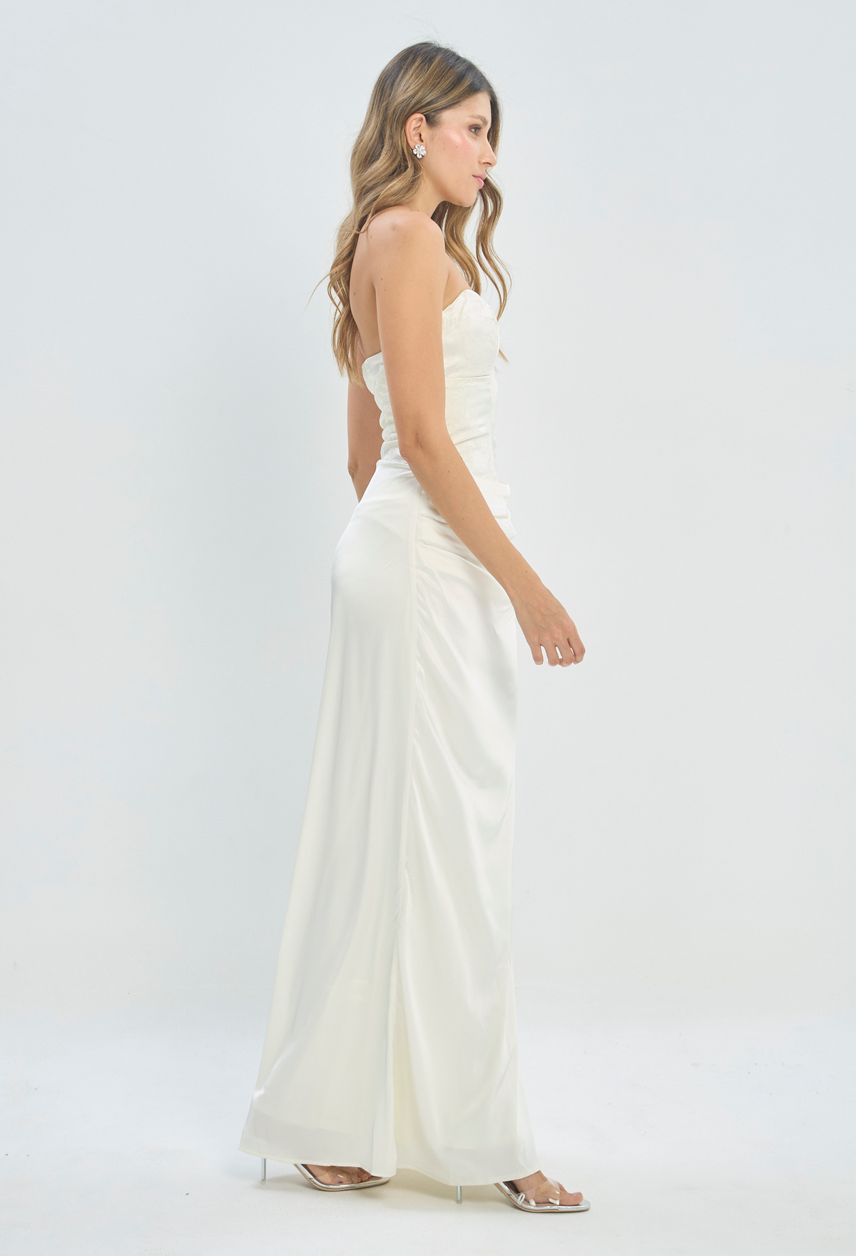 Vestido Largo Strapless Satinado Drapeado Marfil BYBLA - vista 2