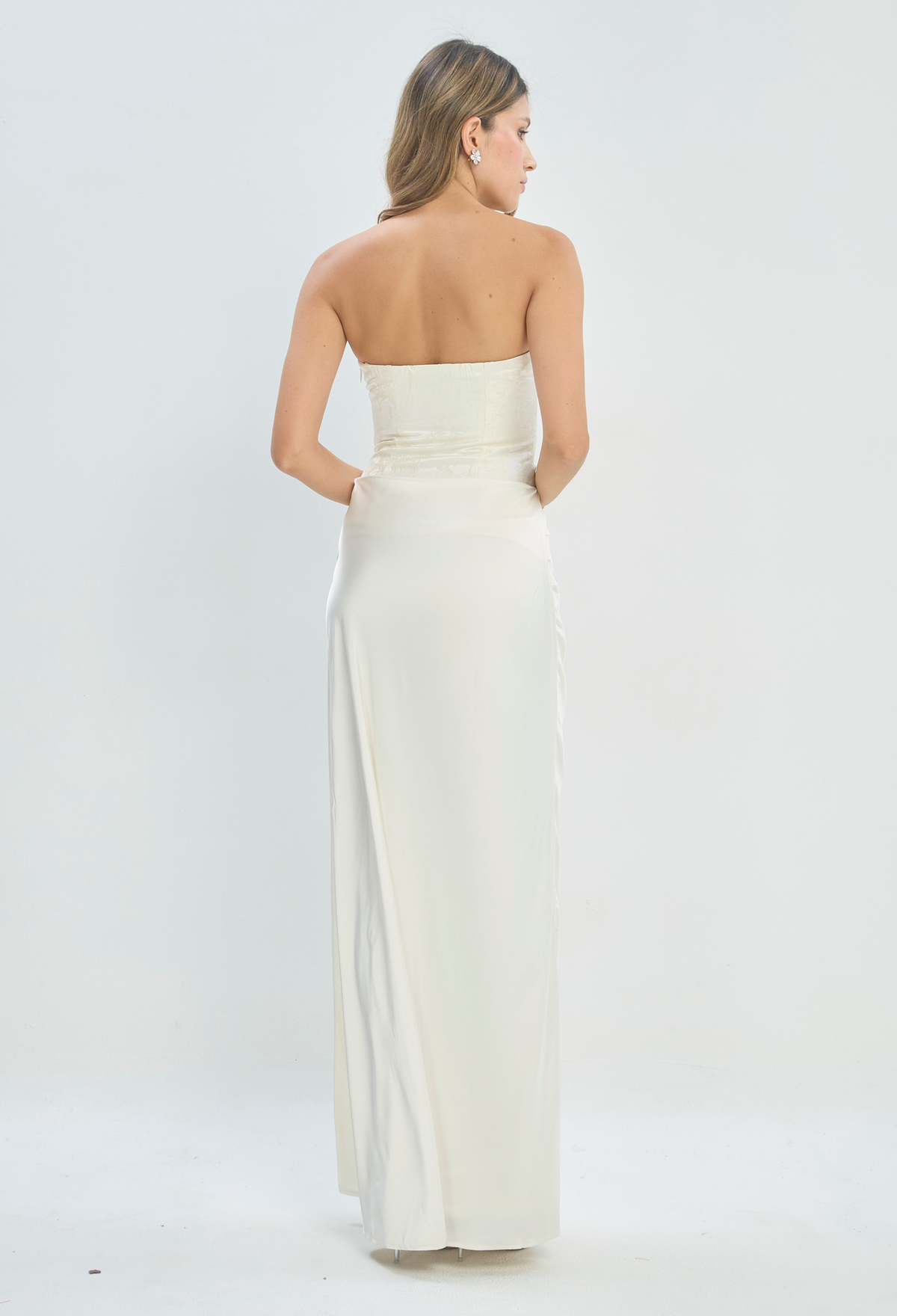 Vestido Largo Strapless Satinado Drapeado Marfil BYBLA - vista 3