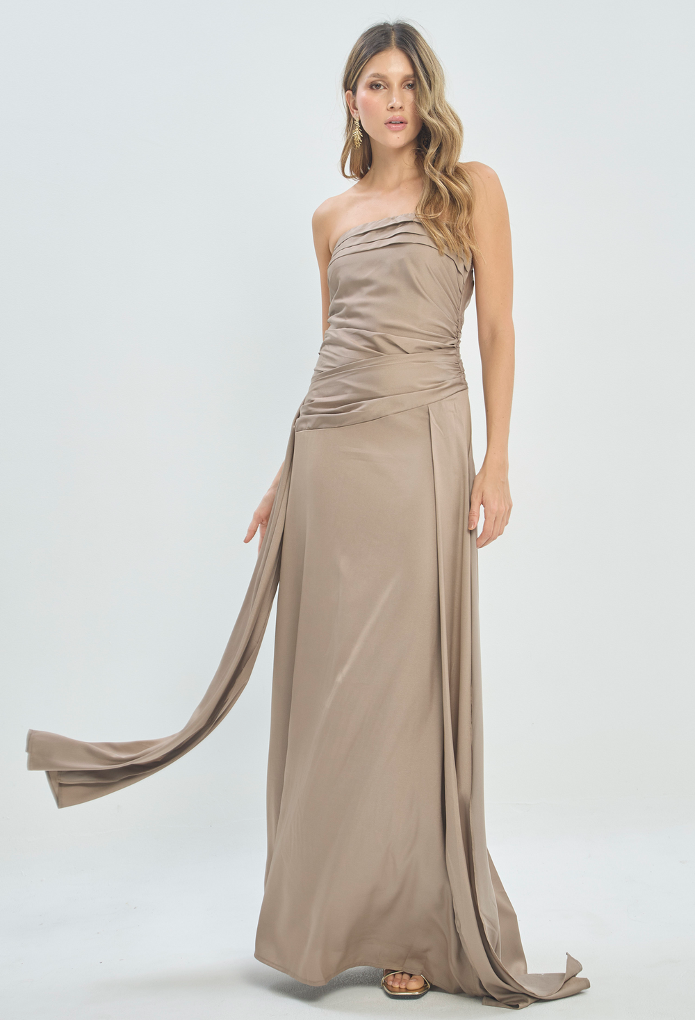 Vestido Largo Strapless con Drapeado Topo BYBLA