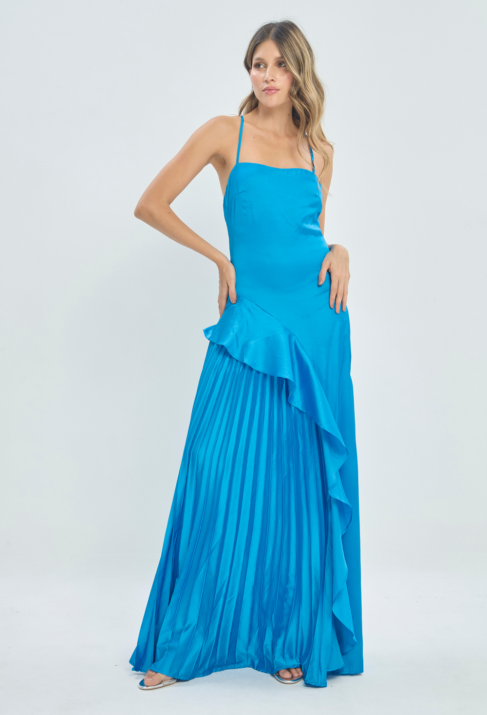 Vestido Largo Plisado con Volante Azul Turquesa BYBLA