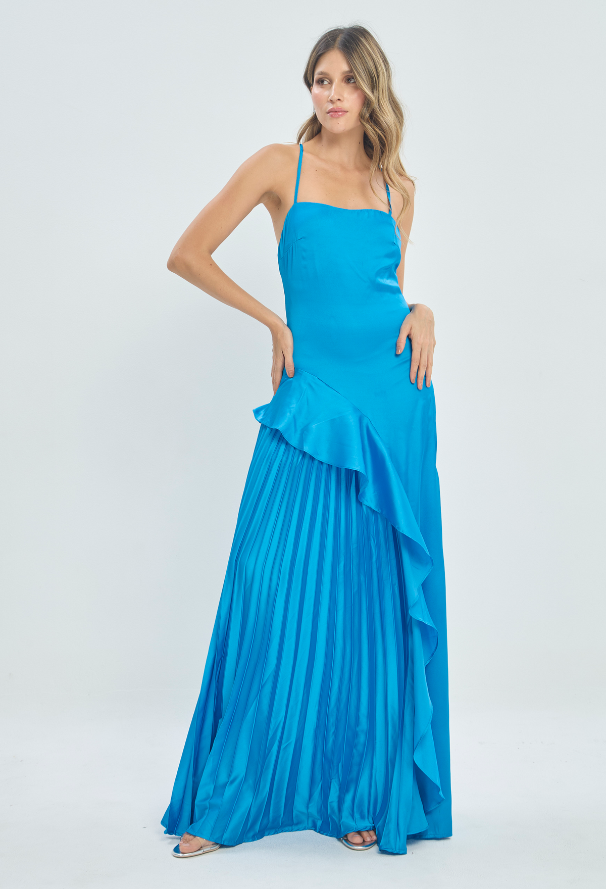 Vestido Largo Plisado con Volante Azul Turquesa BYBLA