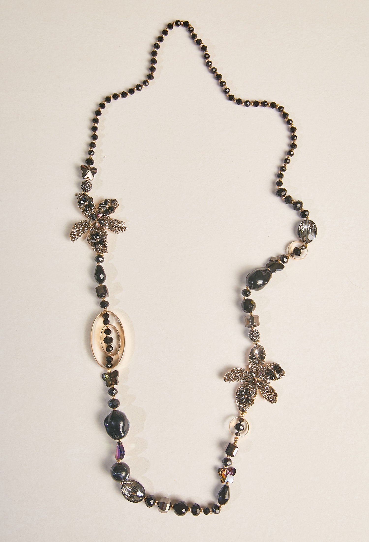 Collar Largo Negro Flor - BYBLA Colombia