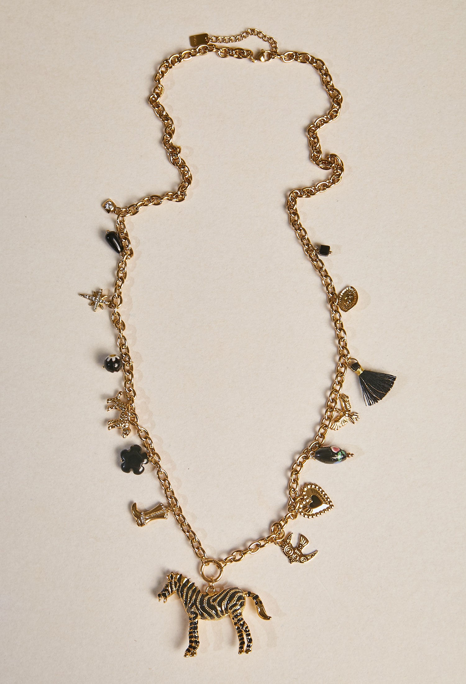 Collar Largo Dorado Dije de Cebra - BYBLA Colombia