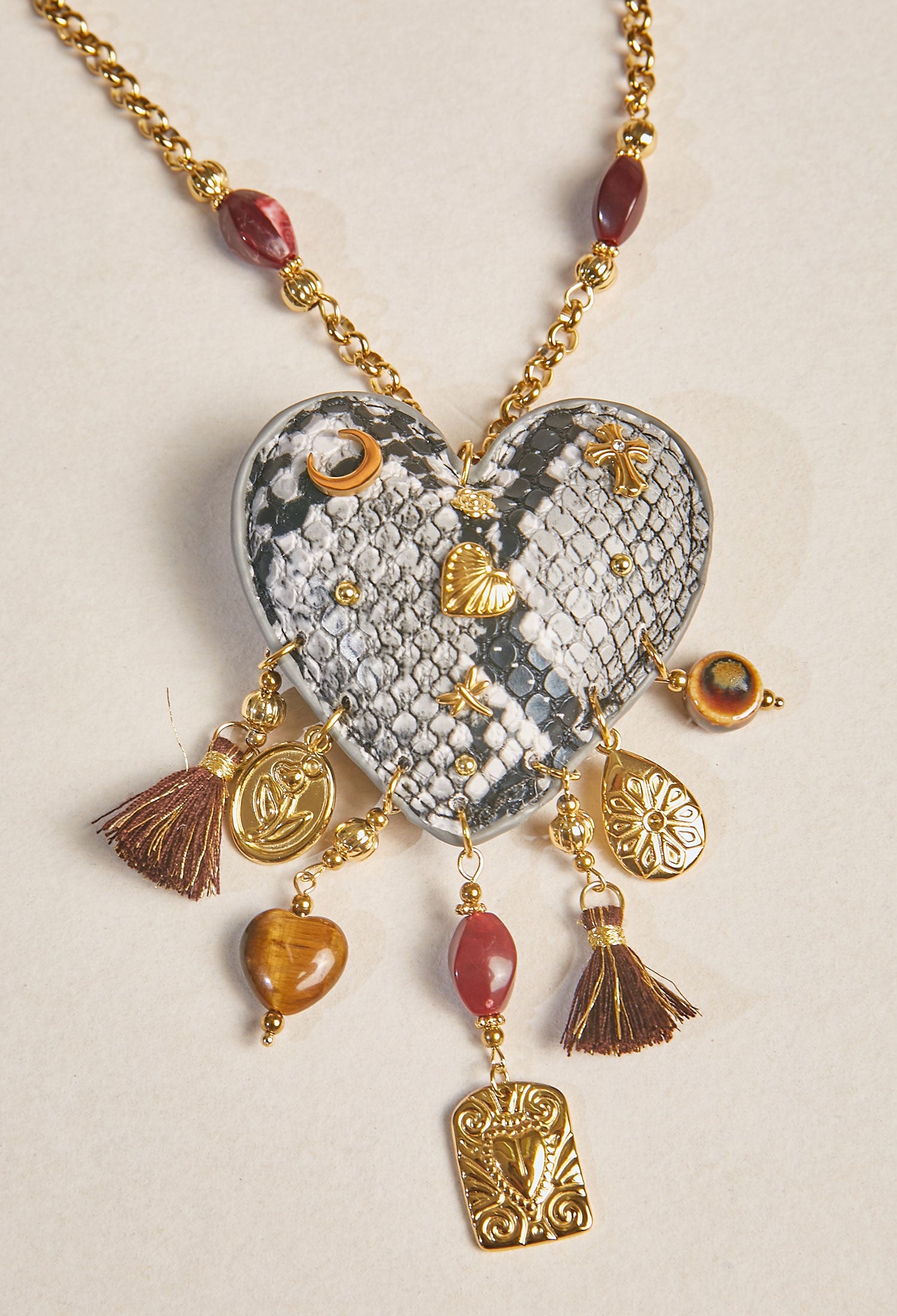 Collar largo dorado dije corazón vista 2 - BYBLA Colombia
