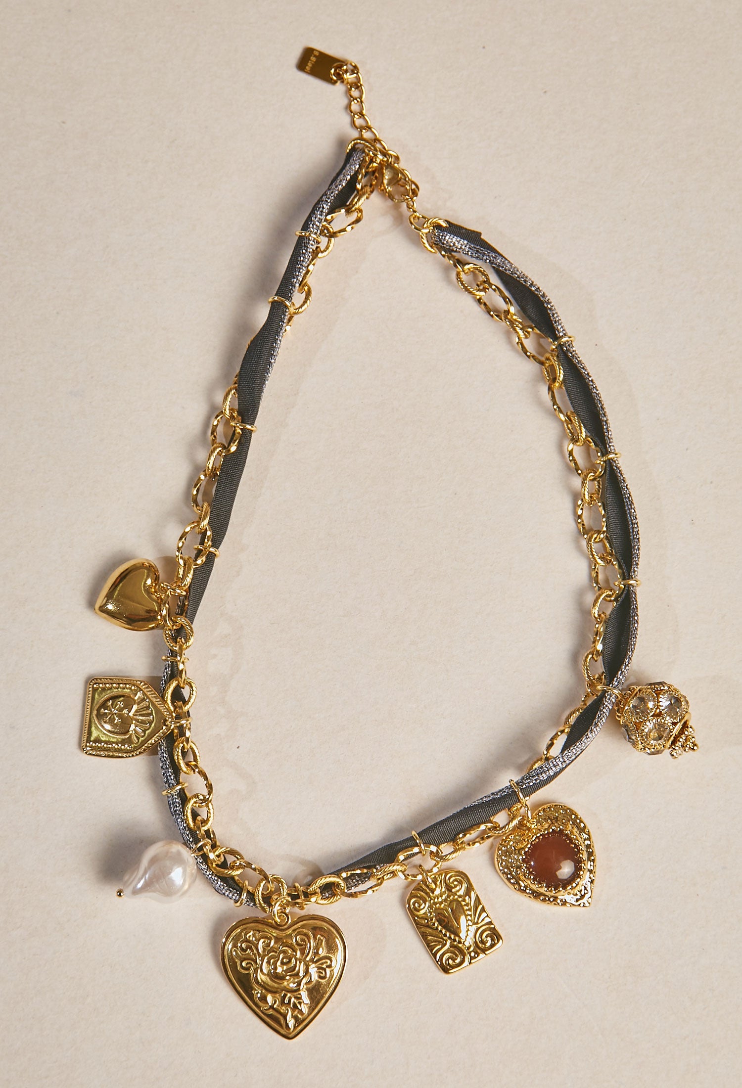 Collar Cinta Gris con Charms Dorados - BYBLA Colombia