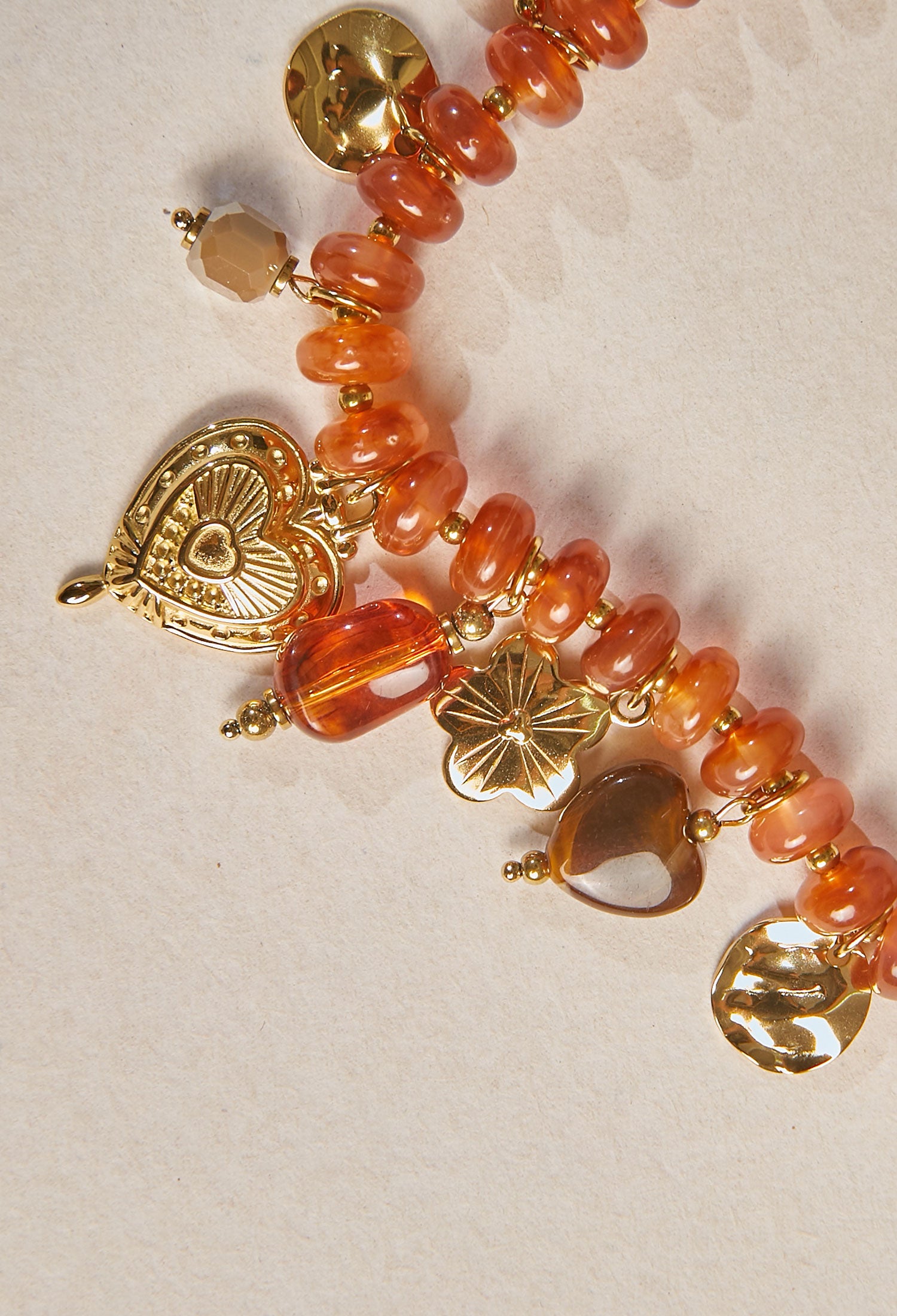 Collar Dijes Coral Corazón Dorado vista 2 - BYBLA Colombia